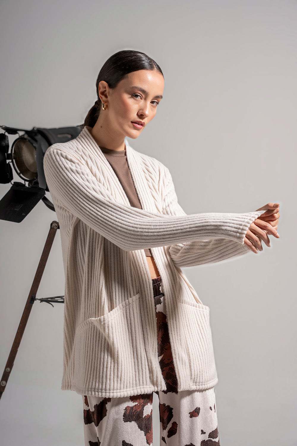 Ζακέτα ριπ χνουδωτή με τσέπες - Image 2