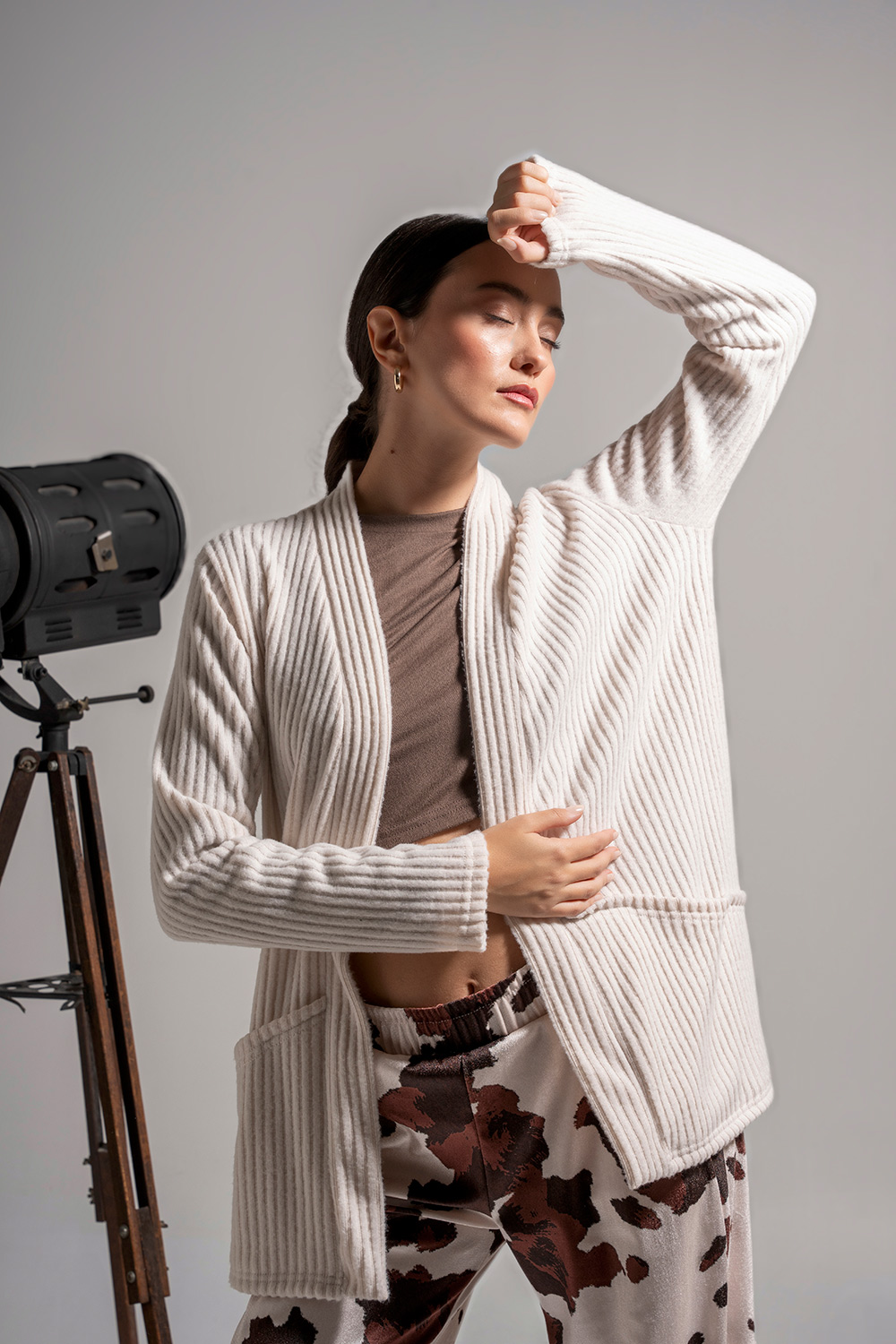 Ζακέτα ριπ χνουδωτή με τσέπες - Image 7