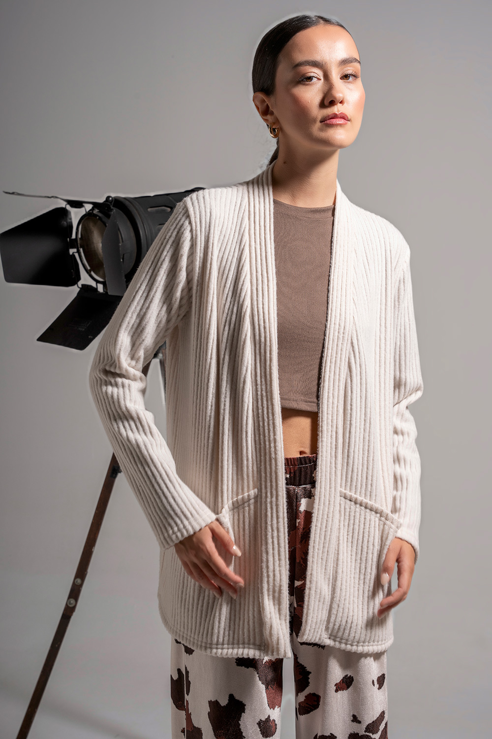 Ζακέτα ριπ χνουδωτή με τσέπες - Image 8