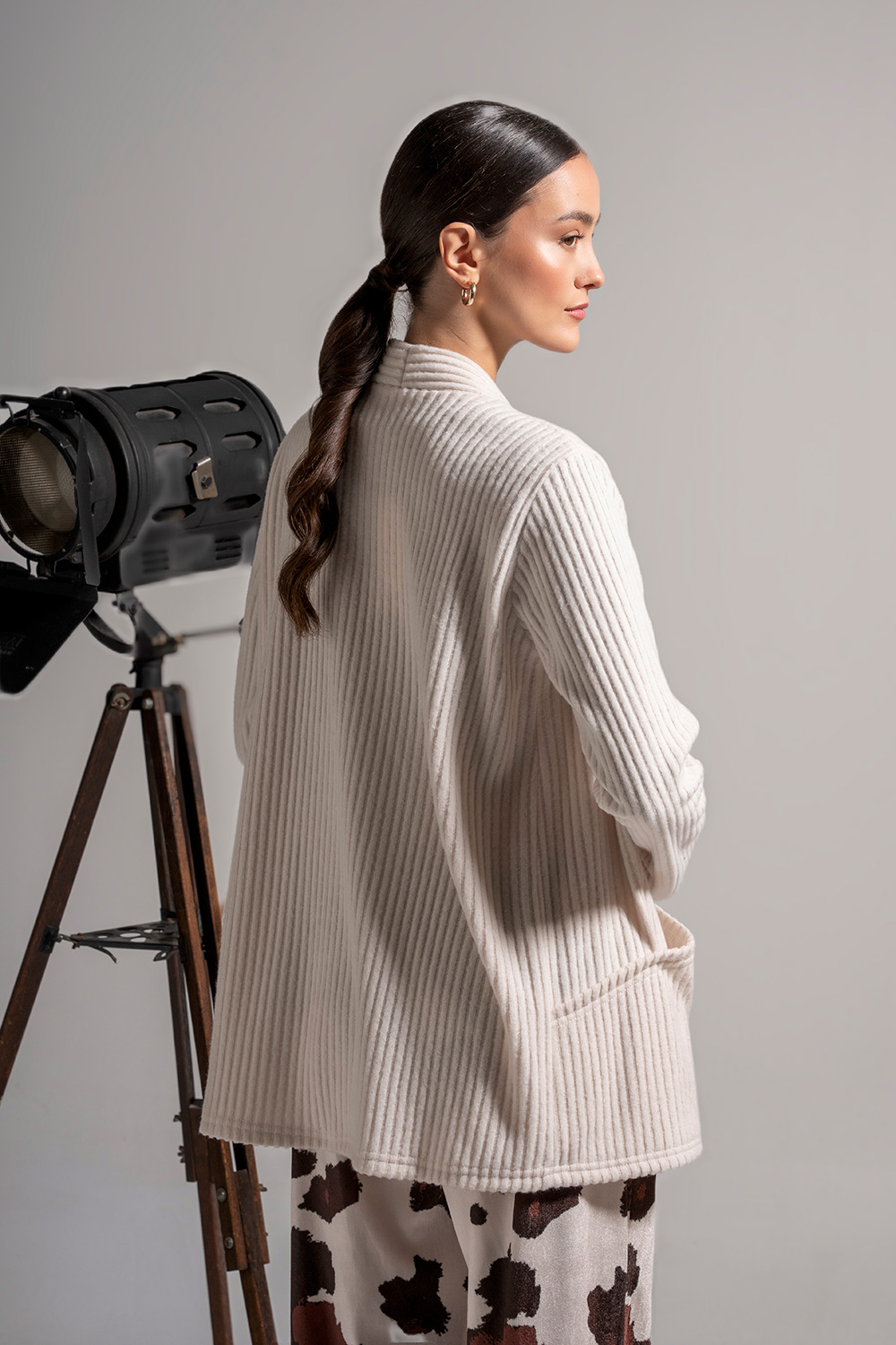 Ζακέτα ριπ χνουδωτή με τσέπες - Image 9