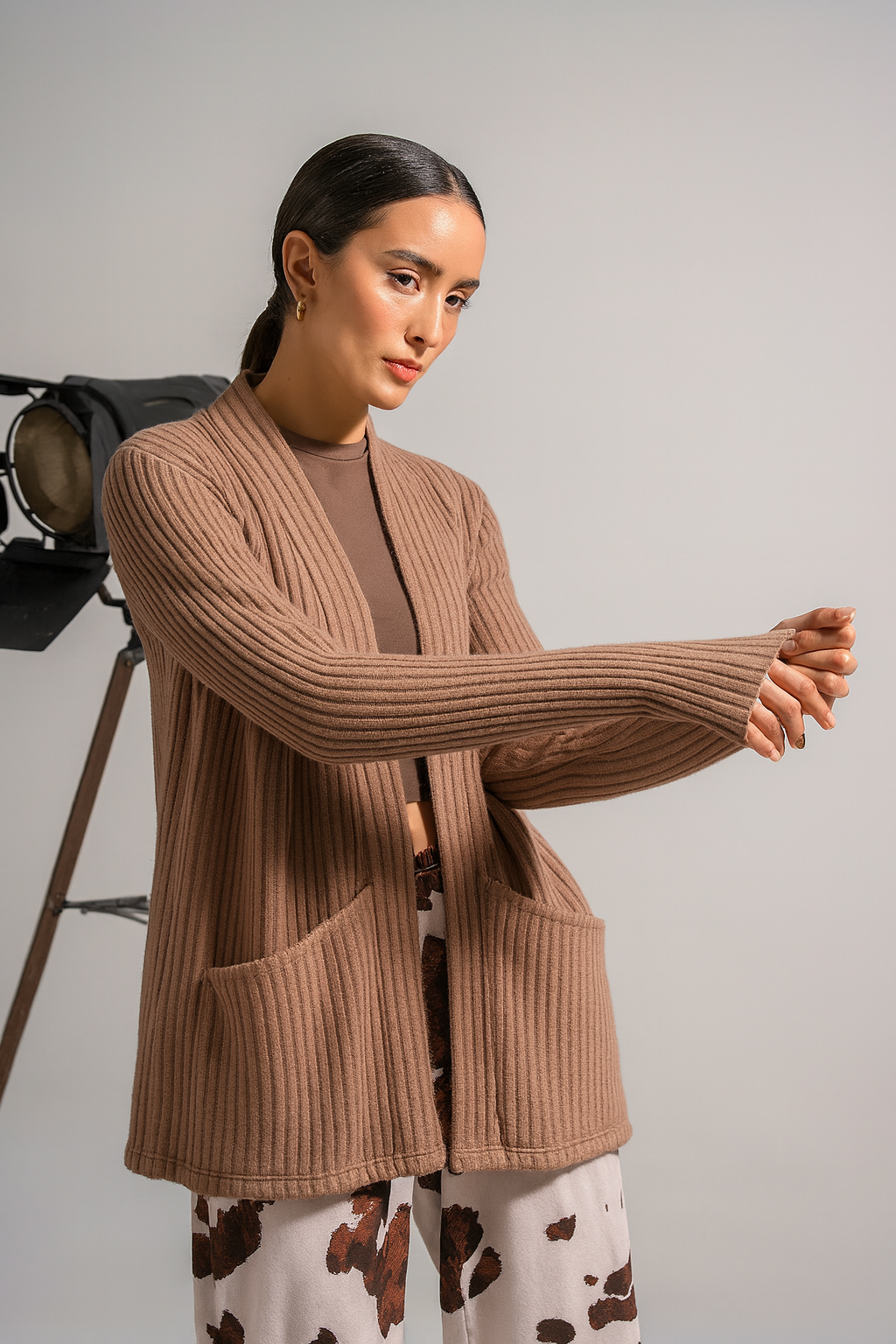 Ζακέτα ριπ χνουδωτή με τσέπες - Image 11