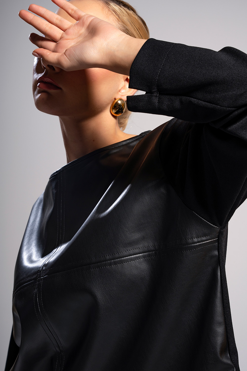 Μπλούζα με δερμάτινη όψη μπροστά - Image 6
