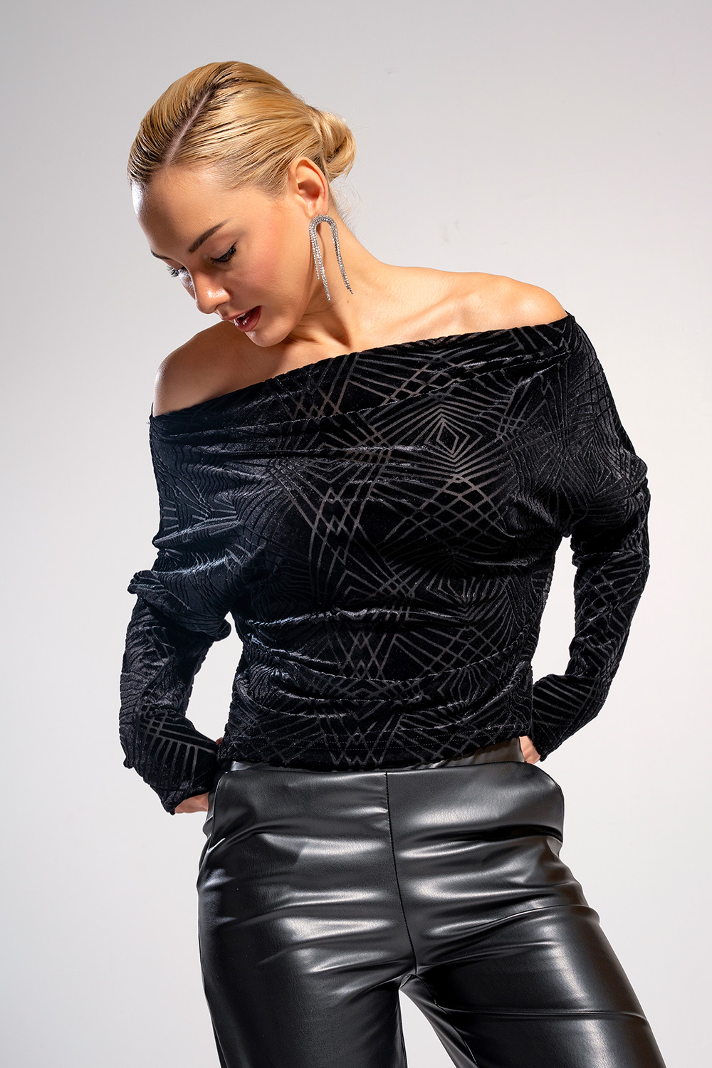 Μπλούζα με ανάγλυφο σχέδιο off-shoulder - Image 3