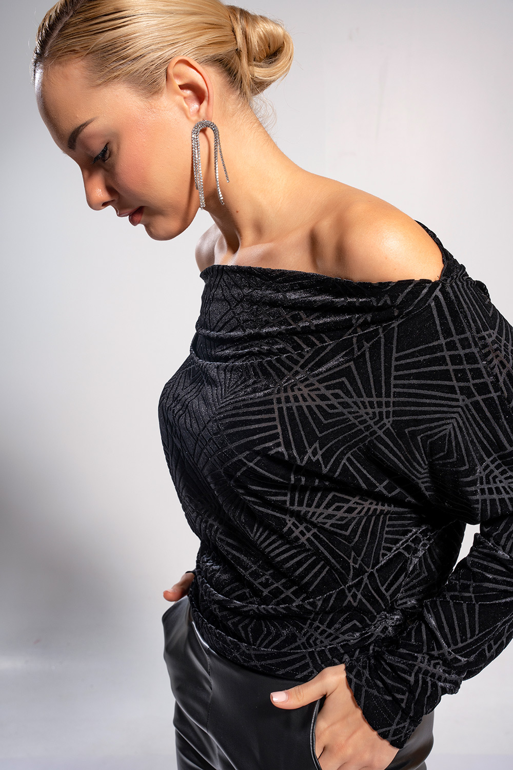 Μπλούζα με ανάγλυφο σχέδιο off-shoulder - Image 5