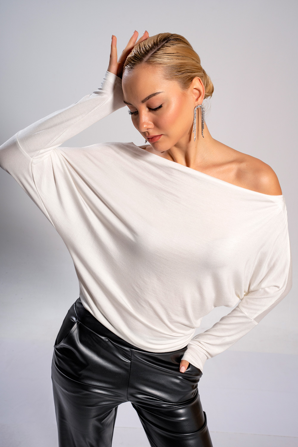 Μπλούζα off-shoulder με απαλή υφή - Image 4