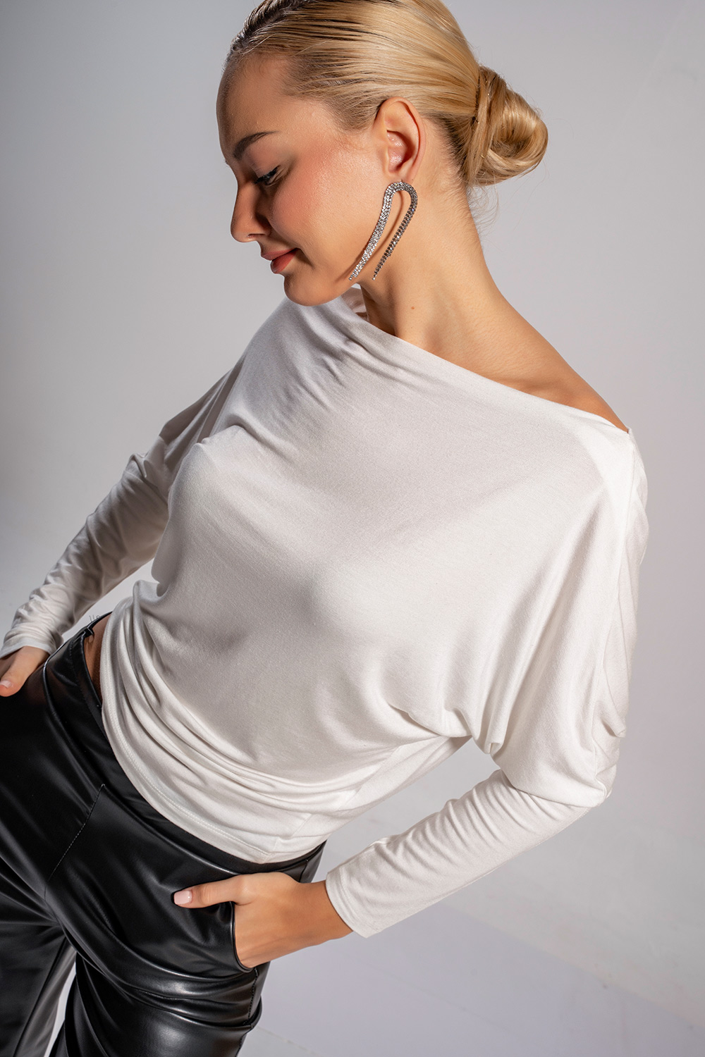 Μπλούζα off-shoulder με απαλή υφή - Image 5