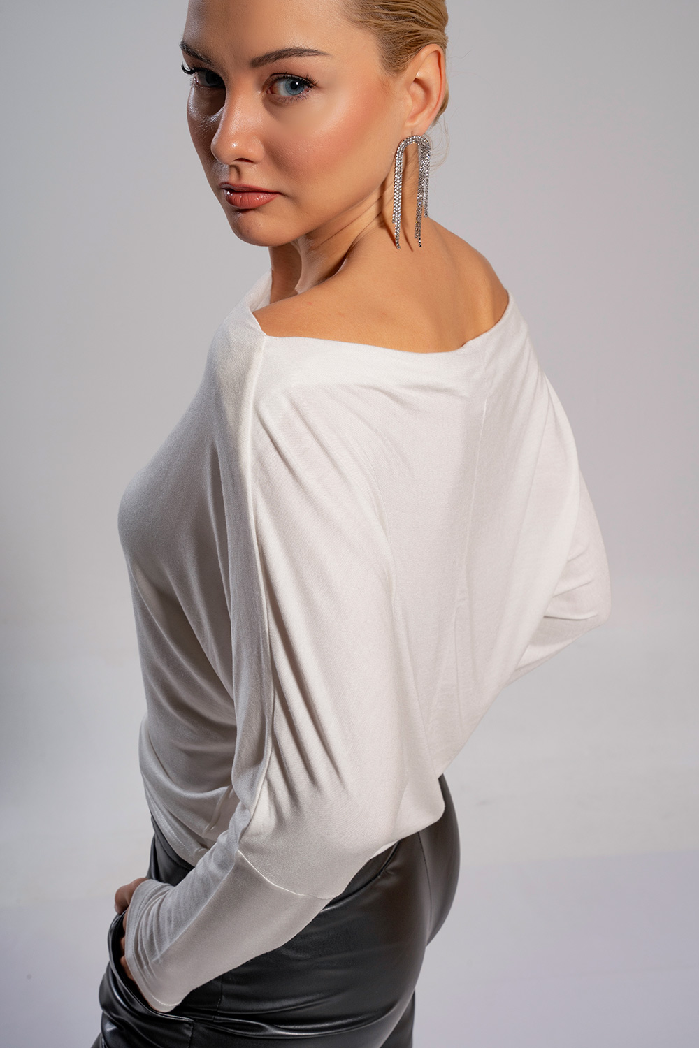 Μπλούζα off-shoulder με απαλή υφή - Image 7