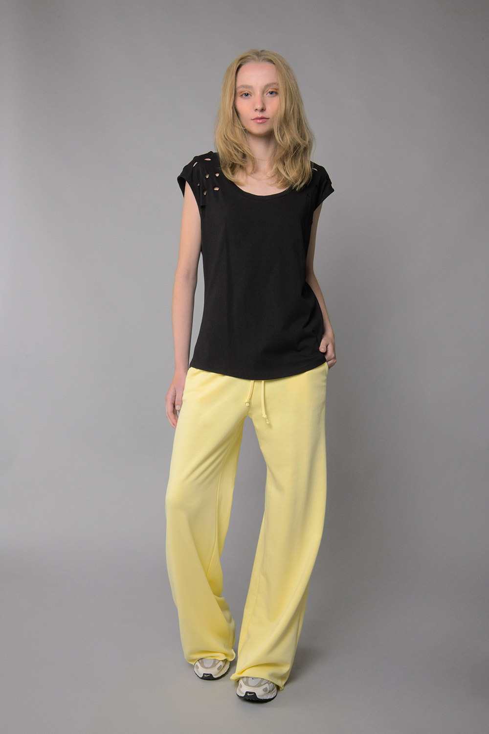 Μπλούζα με σκισίματα και κοντό μανίκι - Image 2