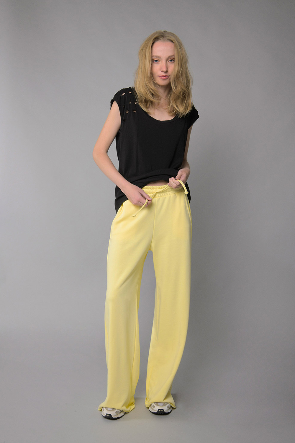 Μπλούζα με σκισίματα και κοντό μανίκι