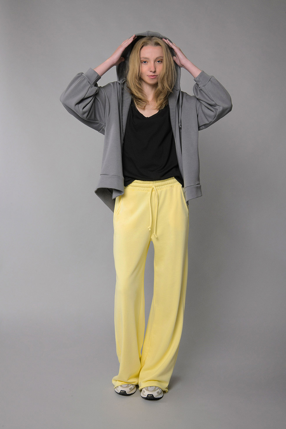 Ζακέτα φούτερ με κουκούλα και άνοιγμα πίσω - Image 2