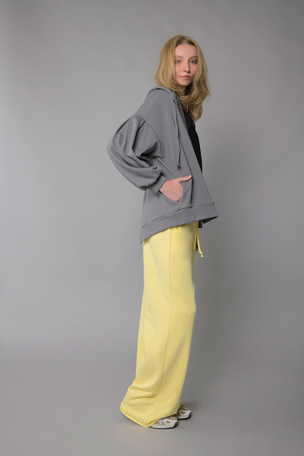 Ζακέτα φούτερ με κουκούλα και άνοιγμα πίσω - Image 3