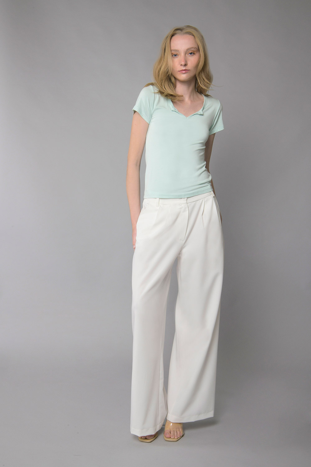 Παντελόνι με φαρδιά γραμμή και κομψή εφαρμογή