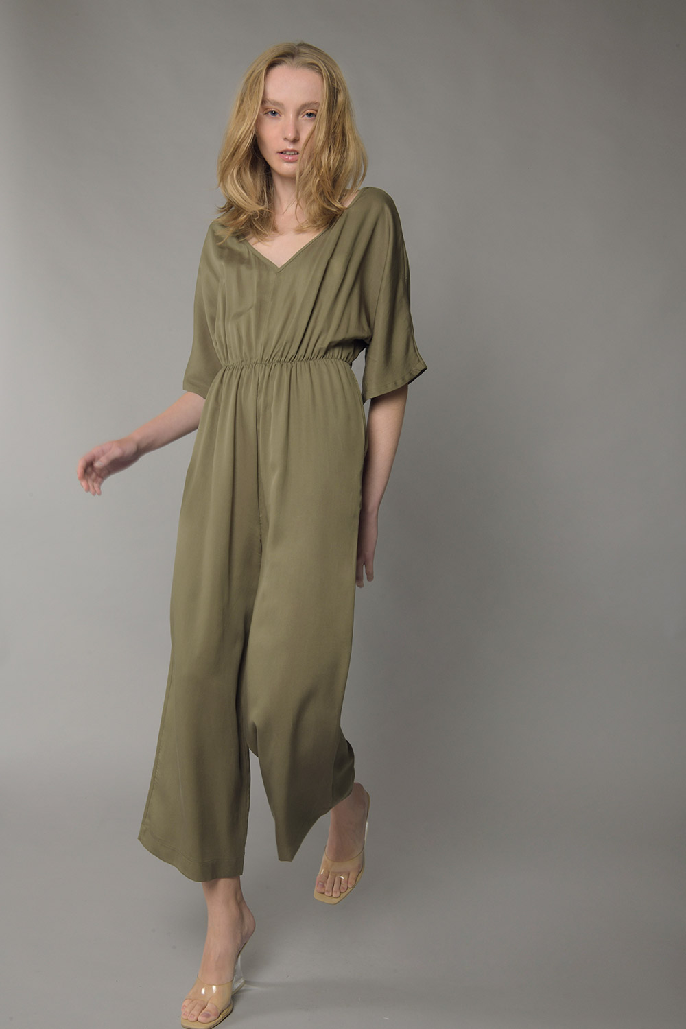 Ολόσωμη φόρμα με V λαιμόκοψη και ελαστική μέση