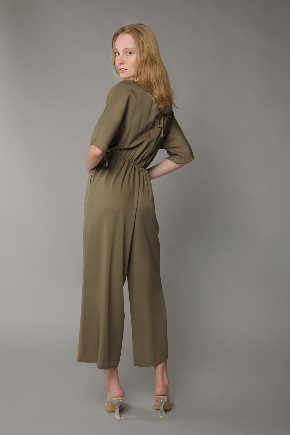 Ολόσωμη φόρμα με V λαιμόκοψη και ελαστική μέση - Image 2