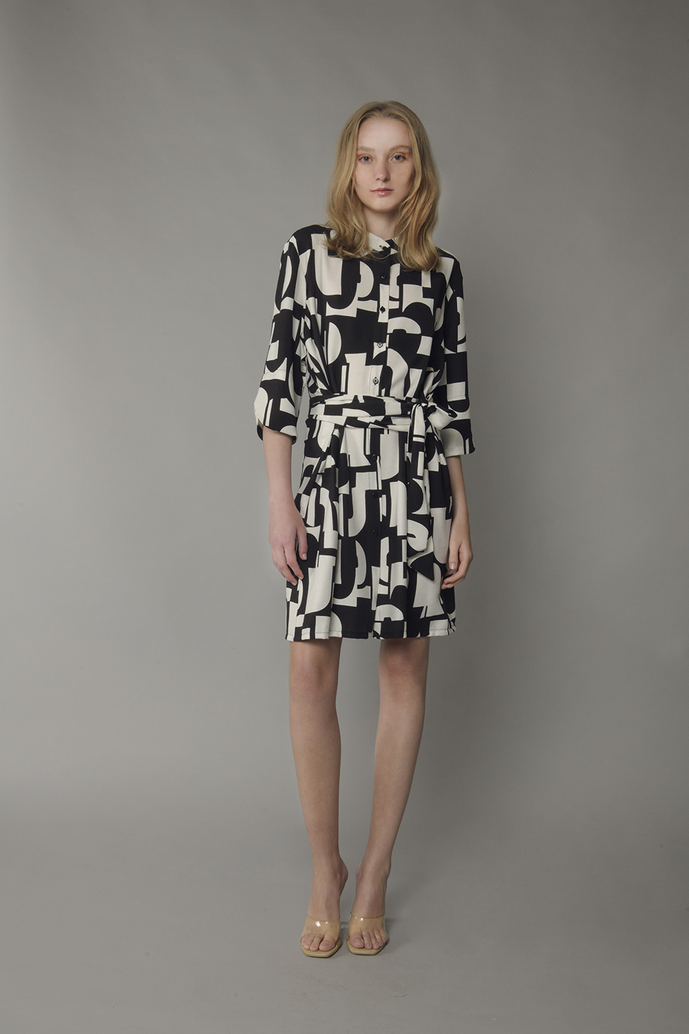 Φόρεμα με γεωμετρικό print και ζώνη