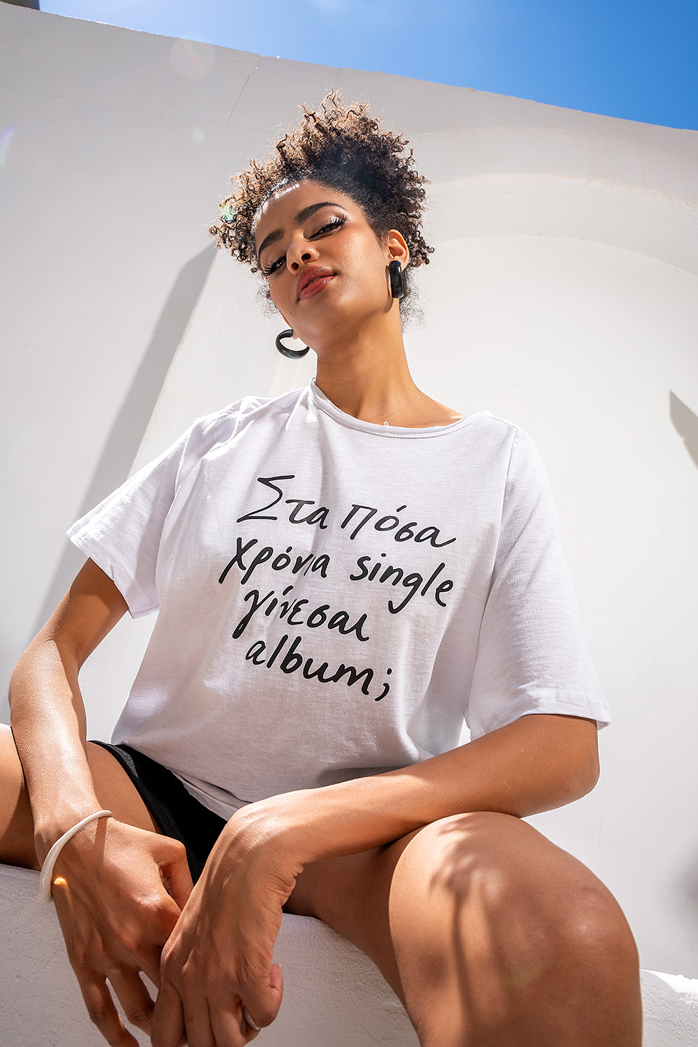 Λευκό T-Shirt “Στα πόσα χρόνια single γίνεσαι album;” - Image 4