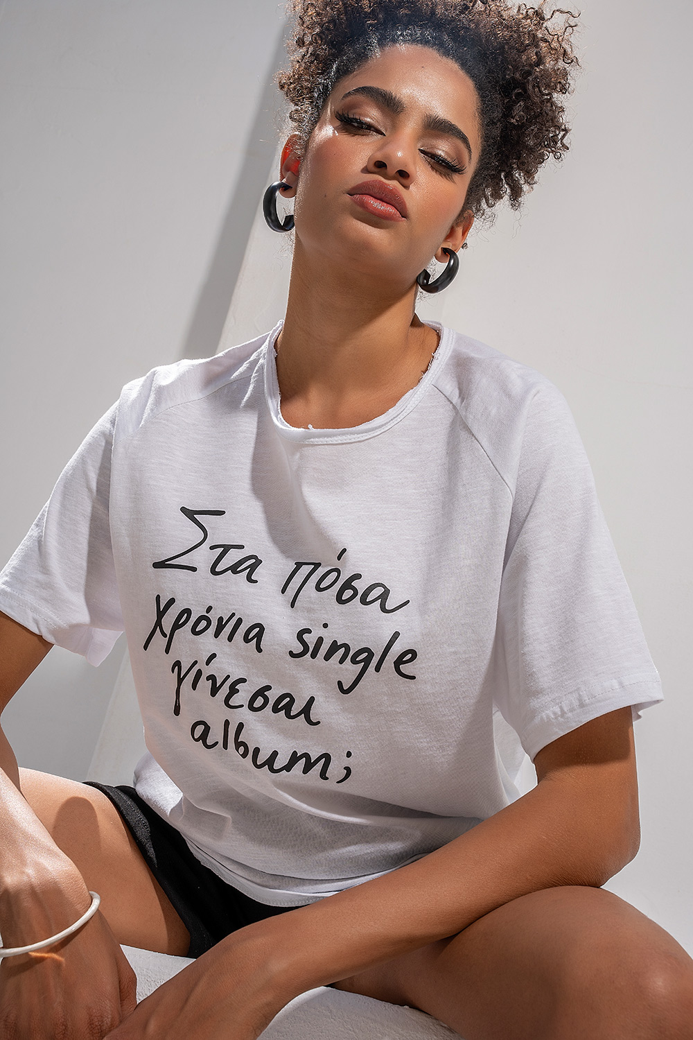 Λευκό T-Shirt “Στα πόσα χρόνια single γίνεσαι album;”