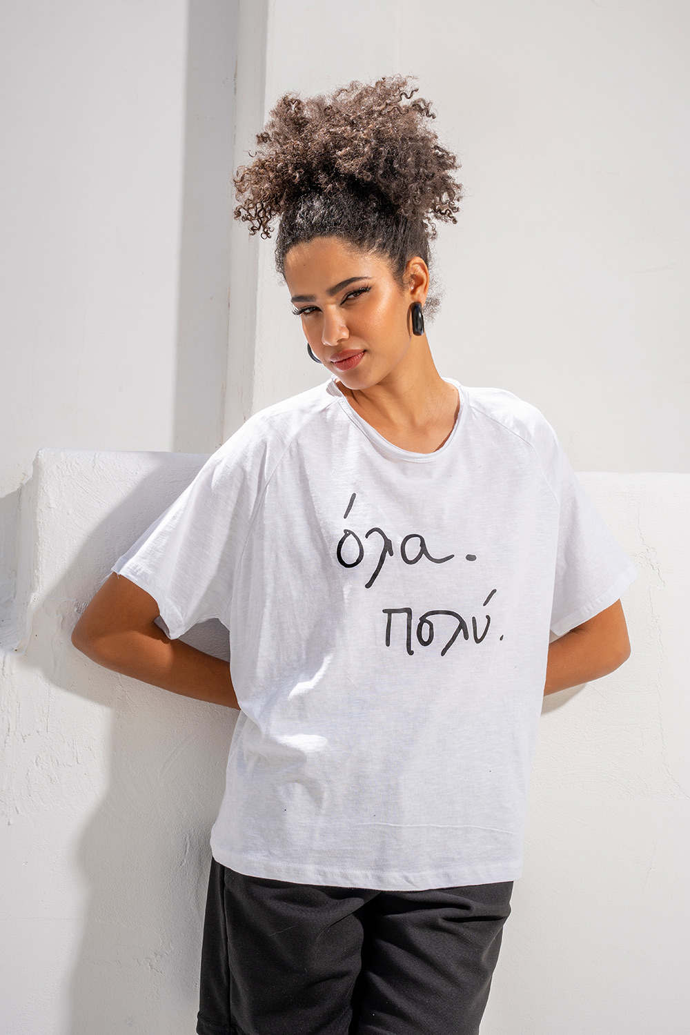 Λευκό T-Shirt “Όλα. Πολύ.” - Image 2
