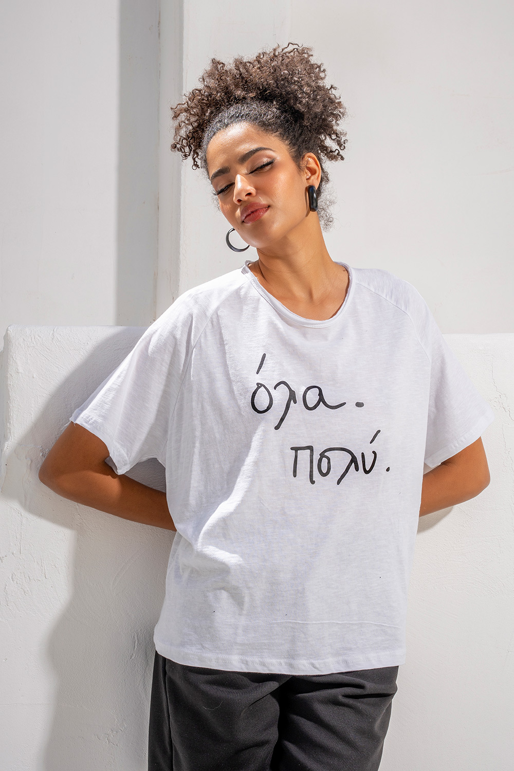 Λευκό T-Shirt “Όλα. Πολύ.” - Image 3