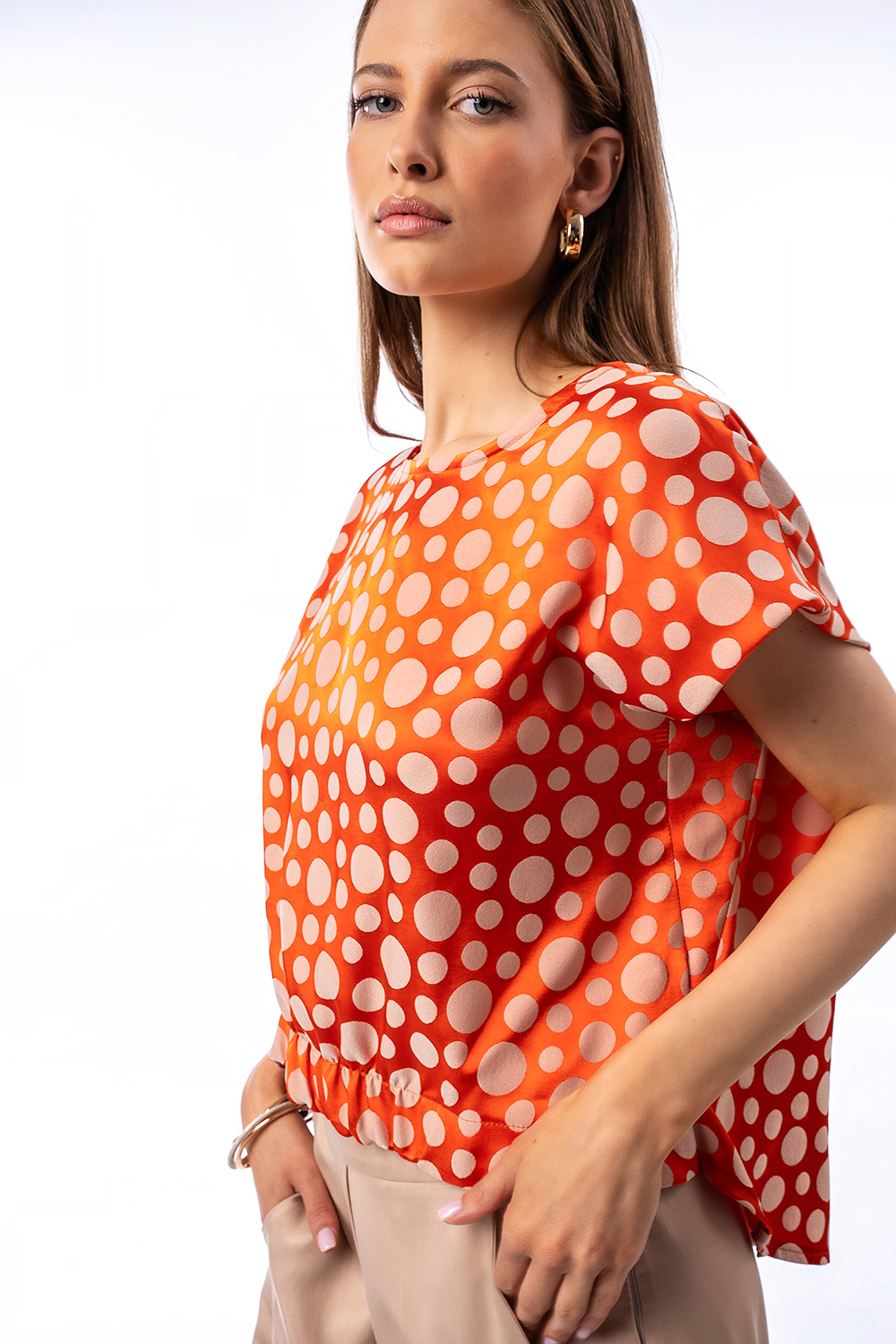 Μπλούζα σατέν με πουά σχέδιο σε κόκκινη απόχρωση - Image 3