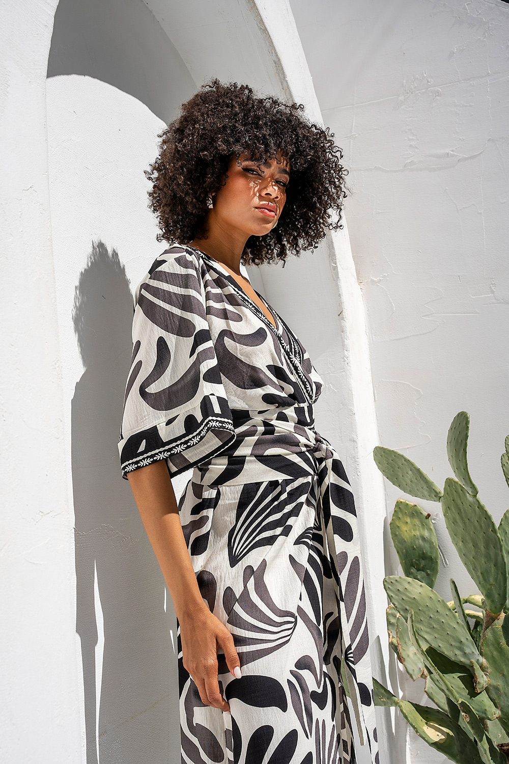 Midi Εμπριμέ Φόρεμα με Tropical Print & V Neck - Image 5
